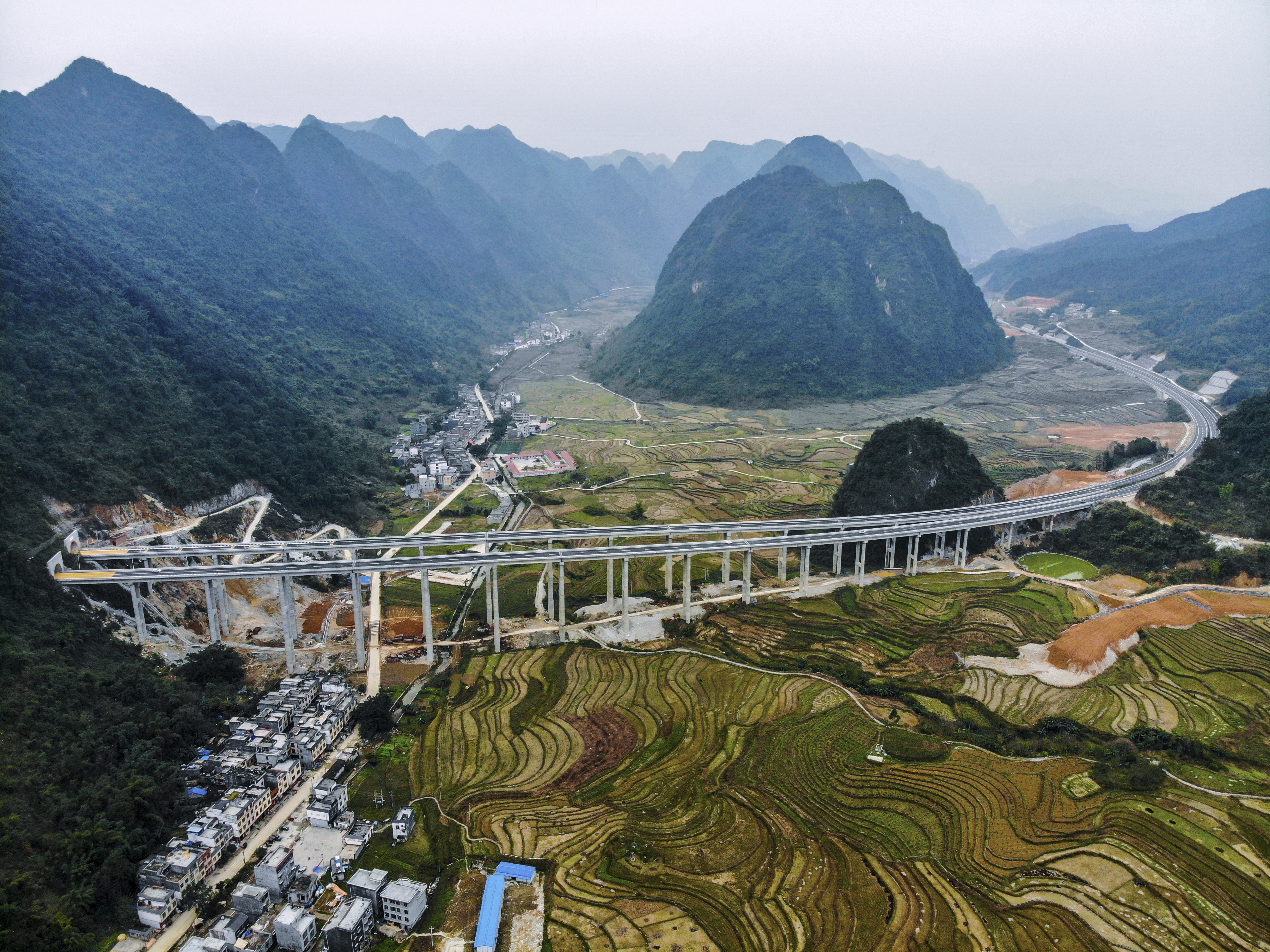 一“道”通兩鎮  深山侗漢情